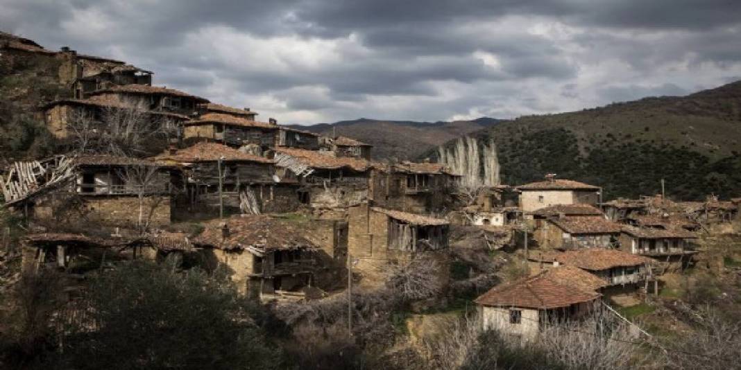 Haritada bir hayalet gibi duran köy! Karanlıkta fısıldayan, aydınlıkta ürküten evlerle dolu… Burası Türkiye’de… 4